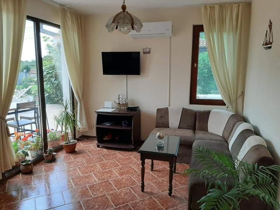 Guesthouse Oasis-Shabla Ngoại thất bức ảnh